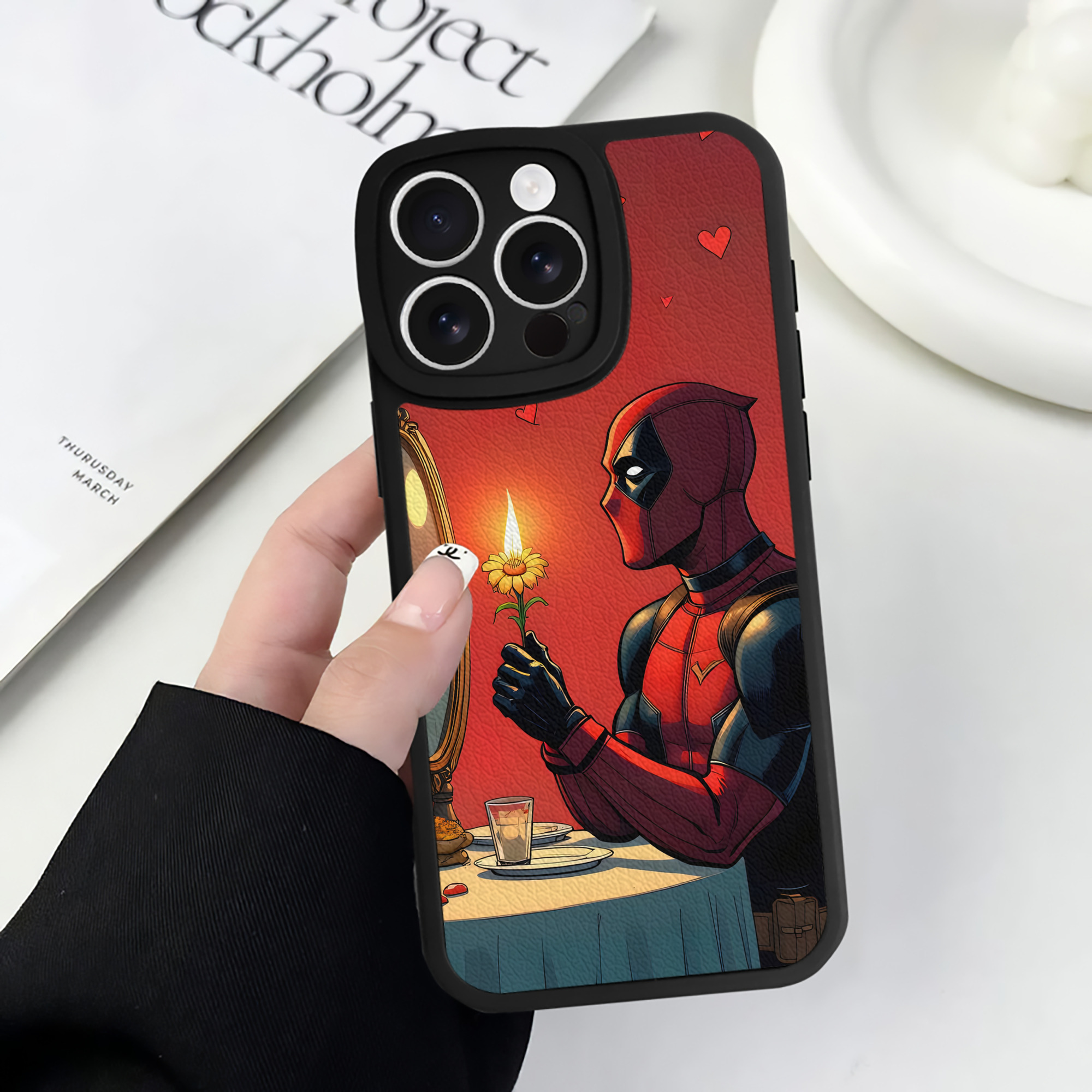 （画像用） Deadpool デッドプール 【iPhone 16シリーズ対応】シリコンスマホケース（レザー調） 材質：シリコン
